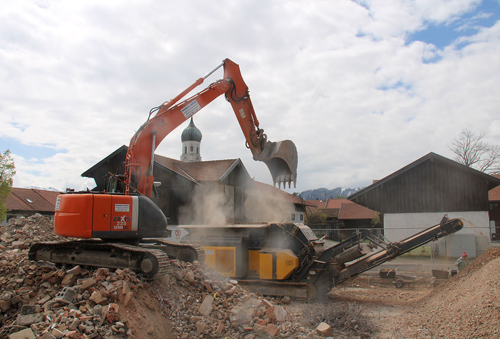 Thomas-Hölzl-GmbH-Leistungen-Bauschuttrecycling-auf-Baustelle